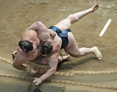 Sumo: Onosato üst üste ikinci kez yenildi, Aonishiki finali getirdi