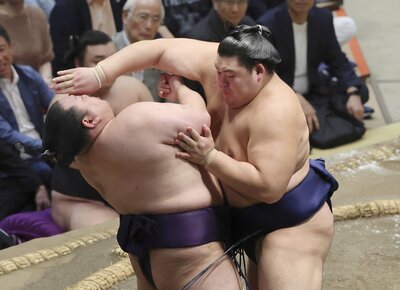 Sumo: Onosato rahat galibiyet aldı, Kotozakura ile iki kişilik liderliğe yükseldi