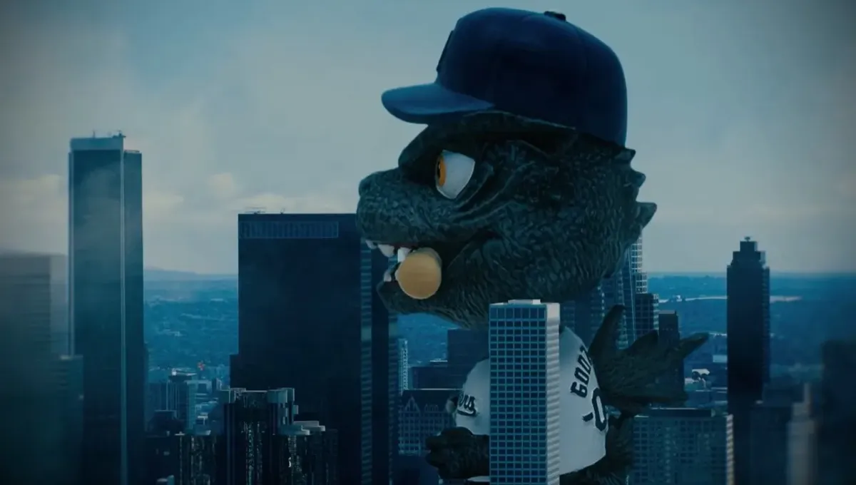 Dodger Stadium Godzilla gecesi için yeni Godzilla figürü sevimli yıkıcı ve beyzbol aşığı