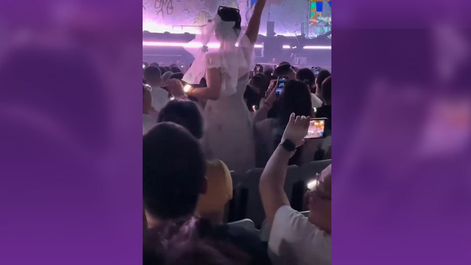 Beijing konserinde evlilik teklifi hayranlarda tatsız yankı uyandırdı