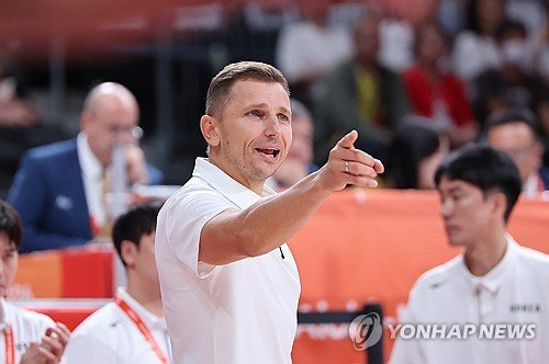 Letonya doğumlu basketbol koçu Güney Kore'yi altınla eleştirenleri susturdu