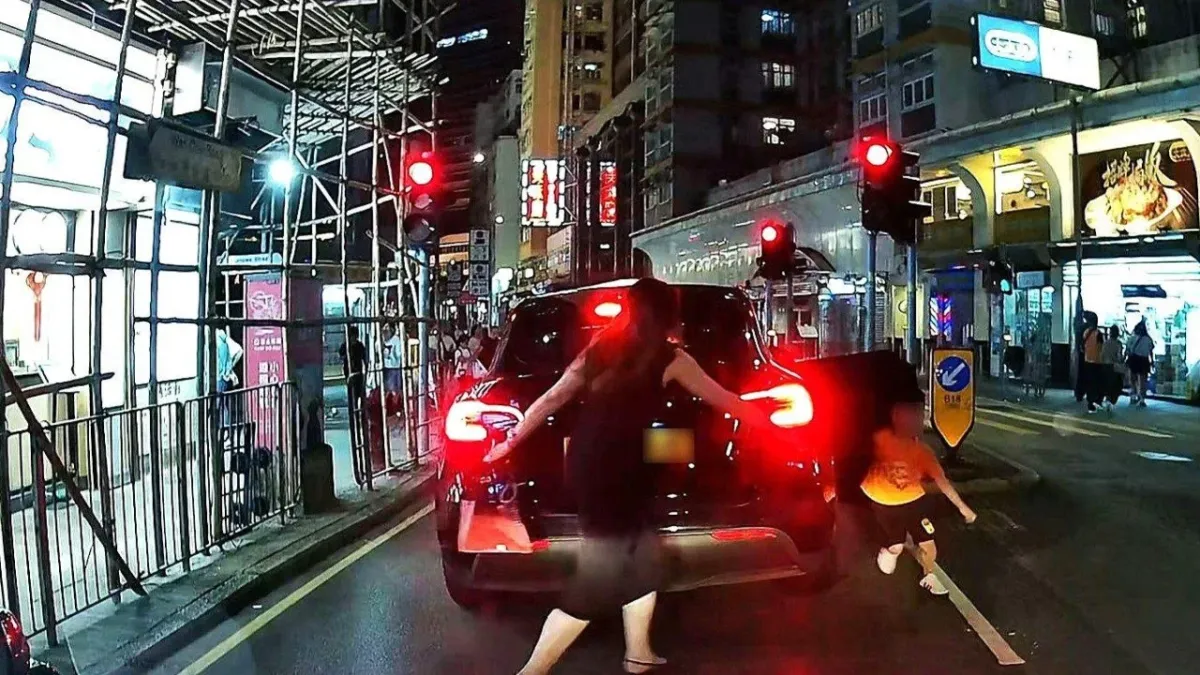 Hong Kong'da çocuk istismarı şüphesiyle kadın gözaltına alındı, silecek kamerası görüntüsünde çocuk bariyere itiliyor