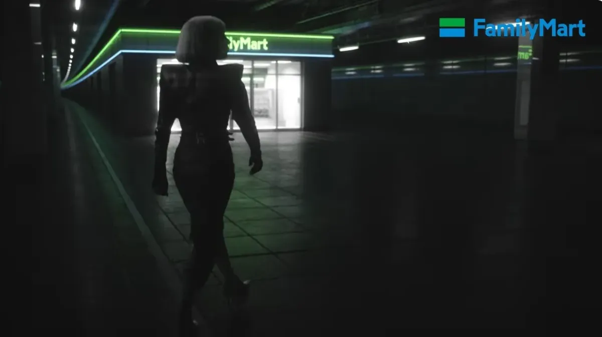 Lady Gaga ve Family Mart Japon market zinciri için iş videosunda bir araya geldi