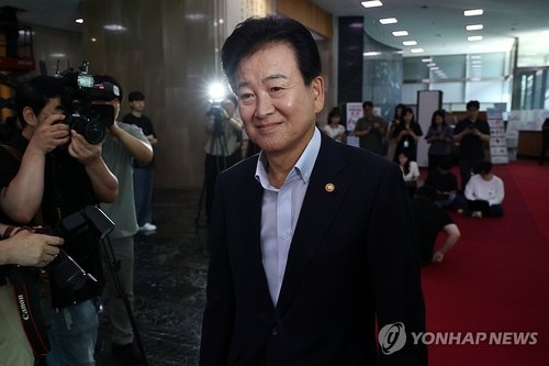 Güney Kore Birleşme Bakanı Chung Dong-young, DMZ mayın patlaması nedeniyle Avrupa ziyaretini yarıda kesti