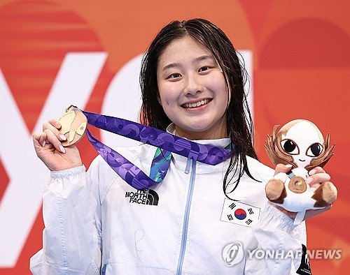 Asiad'da genç yüzücü heyecanını yenip havuzda ilk madalyasını aldı
