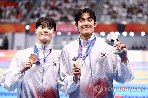 Asya Oyunları'nda Kim Young-beom ve Hwang Sun-woo erkekler 100 metre serbestte gümüş ve bronz aldı