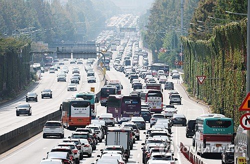 Chuseok'ta otoyollarda yoğunluk artıyor, Güney Koreliler memleketlerine gidiyor