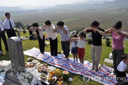 Kuzey Koreliler Chuseok'u atalara saygı törenleri ve halk oyunlarıyla kutluyor