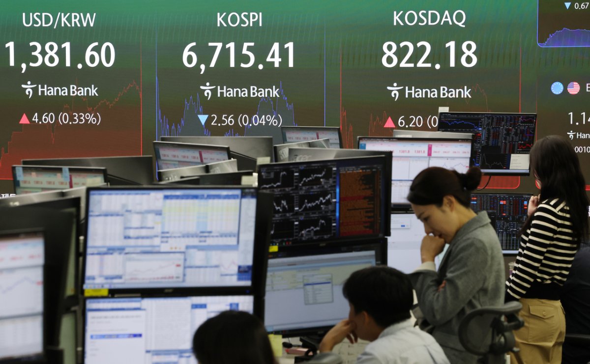 Seoul borsası Fed'in 3 yılda ilk faiz artışını tartarken neredeyse yatay kapandı