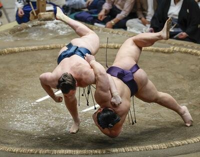 Yokozuna Onosato Fujiryoga karşısında galibiyetle tek liderliğini sürdürdü
