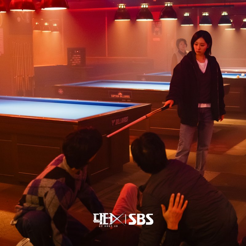 Güney Koreli oyuncular Kim Ji Won ve Kim Woo Seok, "Doctor X"da bilardo salonunda karşılaşıyor