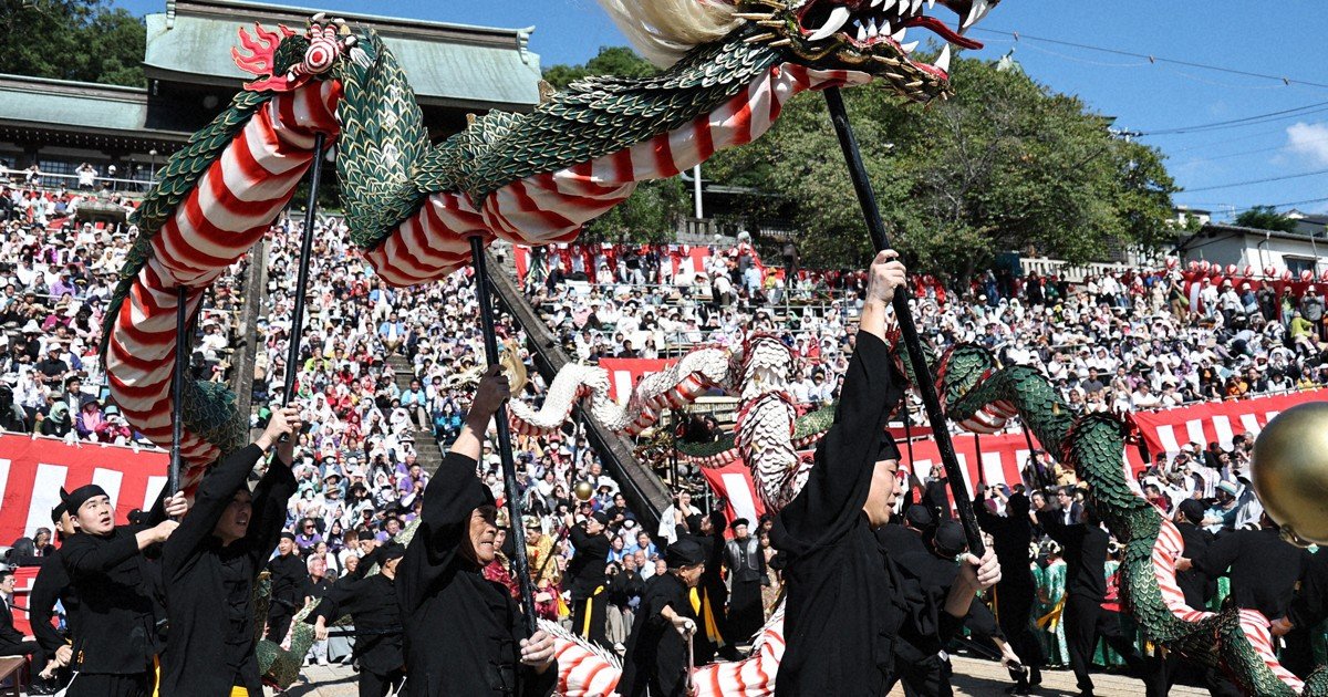 Japonya'nın geleneksel Nagasaki Kunchi festivali ejderha dansıyla başladı