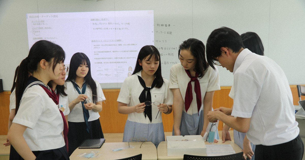 Tokyo'daki özel kız lisesi güneş gözlüğünü üniforma parçası yapıyor