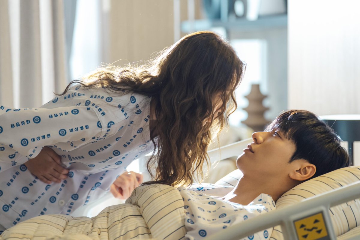 Güney Koreli oyuncular Kim Young Kwang ve Chae Soo Bin yeni dizilerinde romantik randevuda