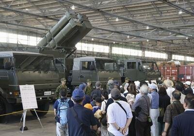 Japon Kara Öz Savunma Kuvvetleri Kumamoto'da uzun menzilli Type-25 füzesini halka gösterdi