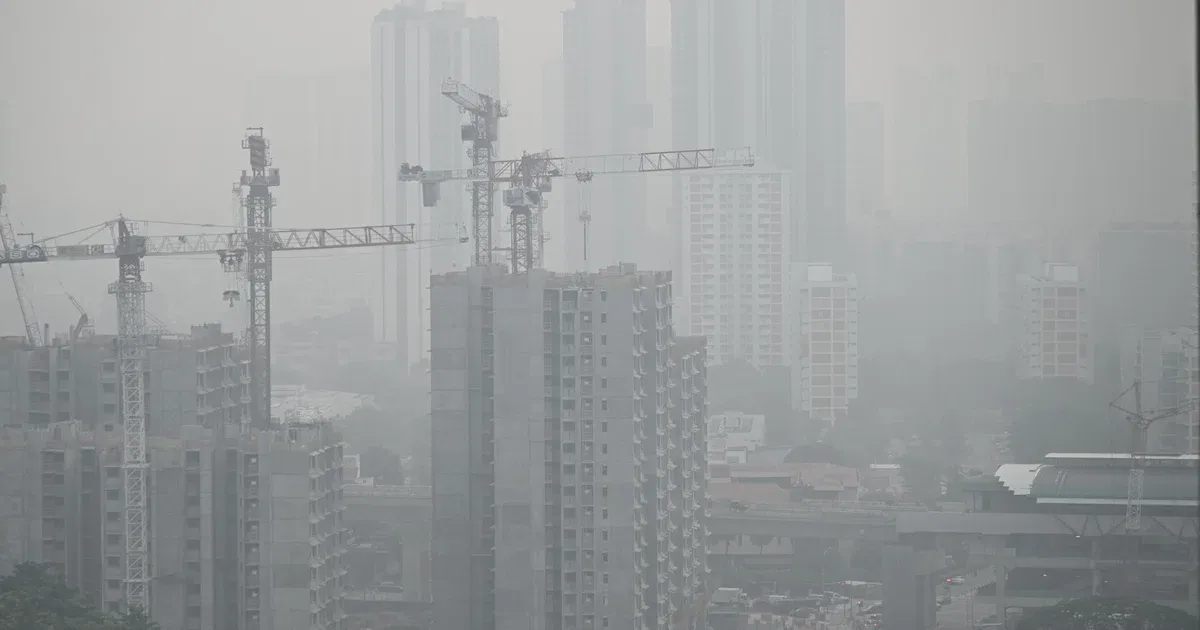 Singapur'da duman alarmı: 2026'nın en yüksek kirlilik seviyesi, N95 maskeler ücretsiz dağıtılacak