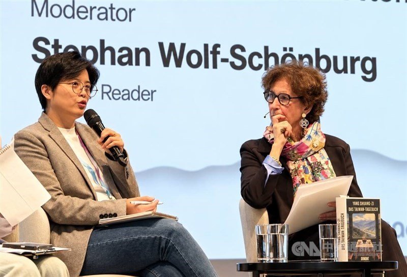 Çek edebiyatçı Radka Denemarková ile Tayvanlı yazar Yang Shuang-zi Frankfurt'ta demokrasi ve tarihi konuştu