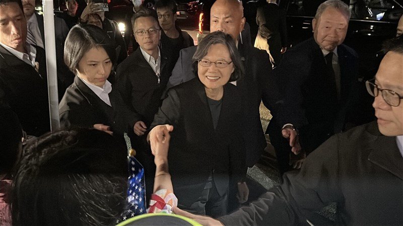 Tayvan'ın eski lideri Tsai Ing-wen, ABD gezisine San Francisco'da coşkuyla karşılanarak başladı