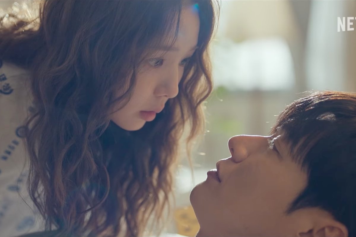 Take Charge of My Heart fragmanında Chae Soo Bin, Kim Young Kwang’ın dokunuşa tepkisizliğine şaşırıyor