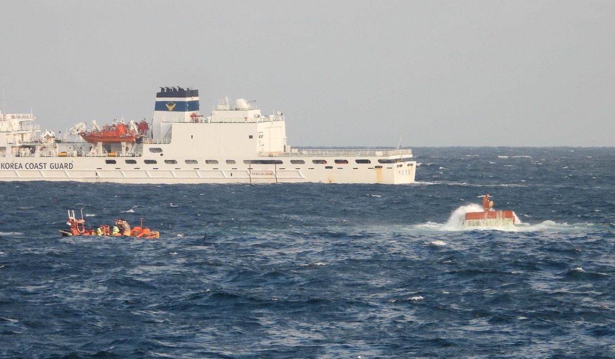 Jeju açıklarında balıkçı teknesi battı, iki kişi kayıp