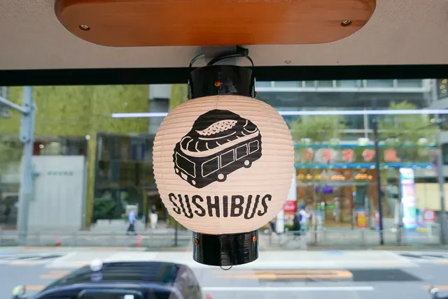 Dünyanın ilk sushi konveyörlü otobüsü Sushi Bus Tokyo'da sefere başladı: turist tuzağı mı, olmazsa olmaz mı?