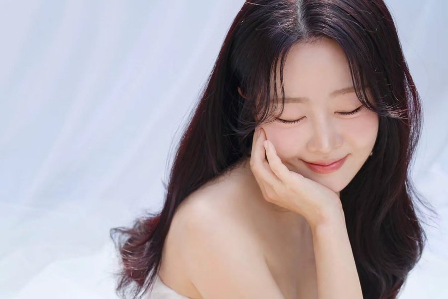 K-pop grubu LABOUM'un Yujeong'su evliliğini el yazısı mektupla duyurdu