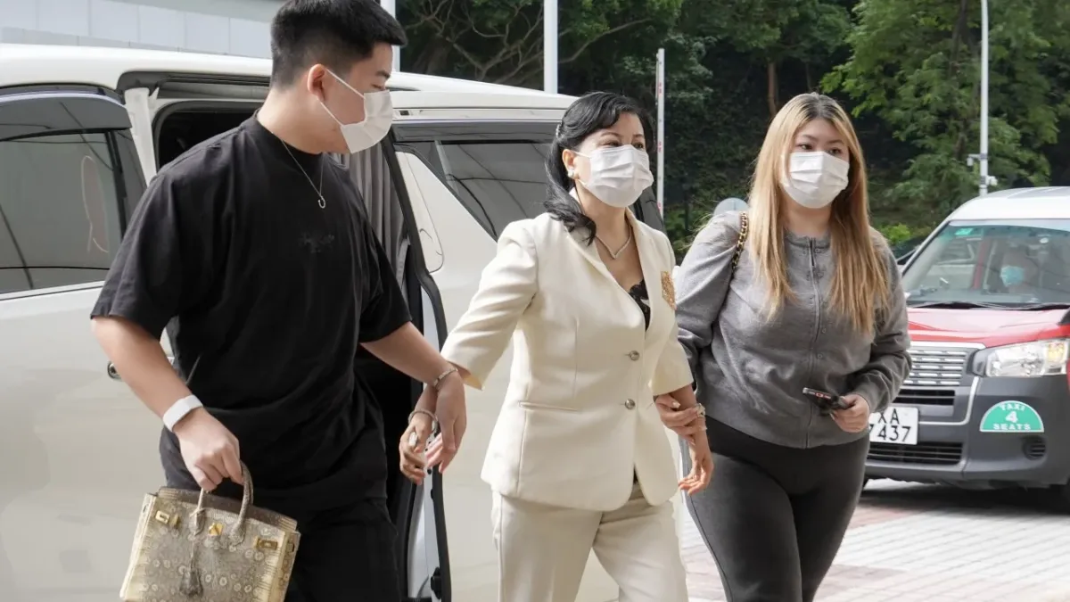 Hong Konglu sosyetik Abby Choi'nin eski kayınpederi 'kurnaz tilki': Aile servetine yapışmakla suçlandı