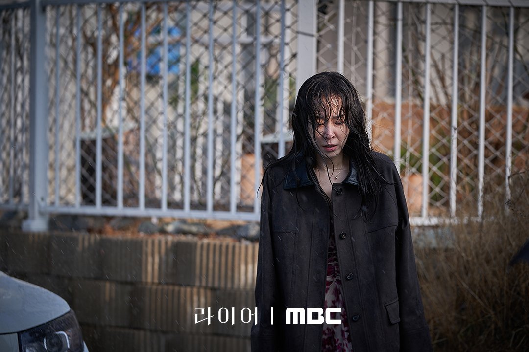 Güney Koreli oyuncu Seo Hyun Jin'in dizisi 'The Perfect Lie'dan sağanak yağmurda yeni kareler