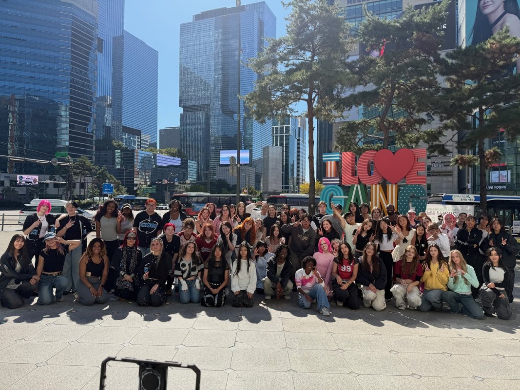 ABD'li K-pop cover ekipleri Gangnam'da sahne aldı: Koreografiye kendi yorumlarını kattılar