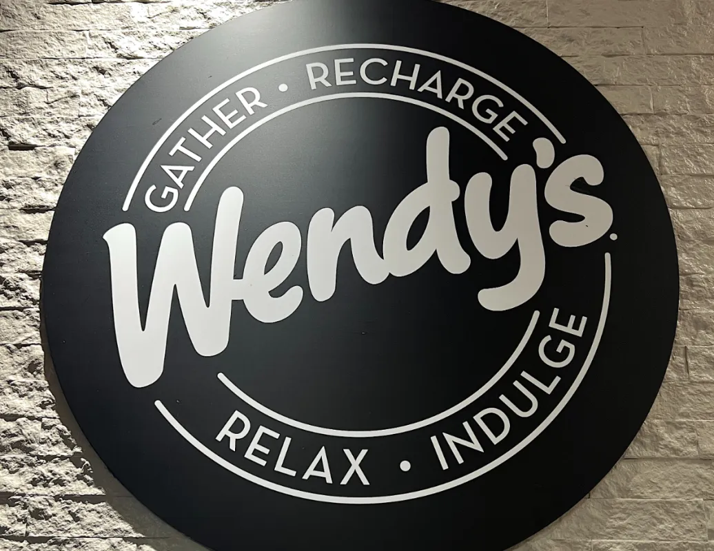 Wendy's Japonya, 7 köfteli 2.614 kalorilik dev burgeri sınırlı süre satışa çıkardı