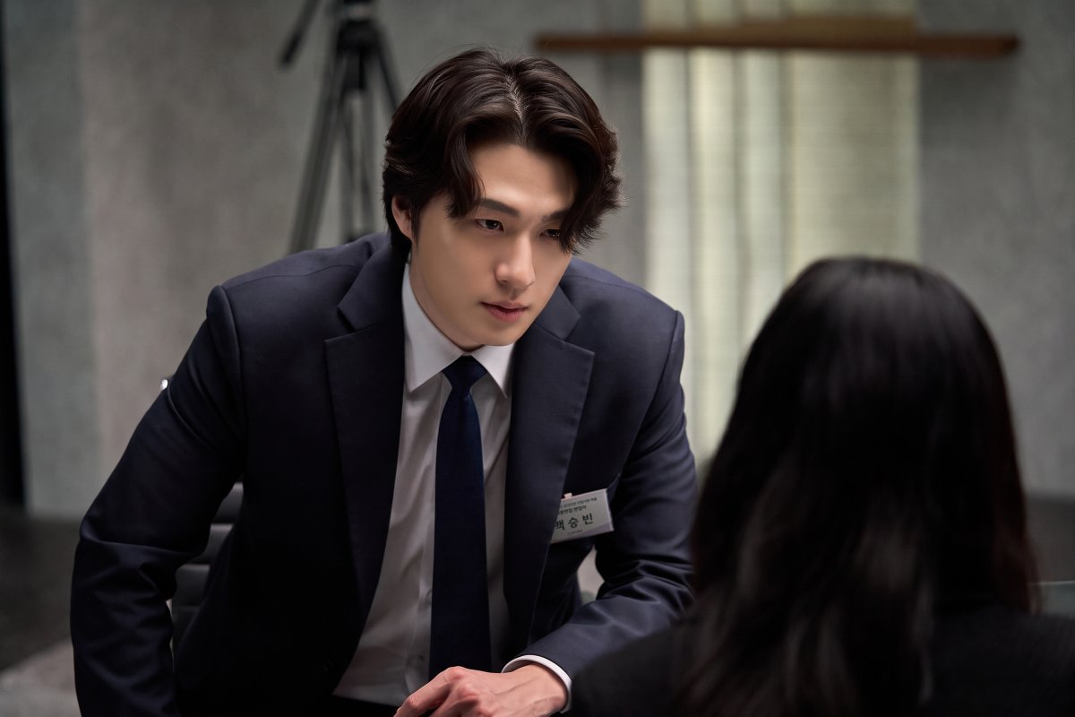 Oyuncu Shin Seung Ho, "Final Interview"da sırları deşifre olunca savunmaya geçen lideri canlandırıyor