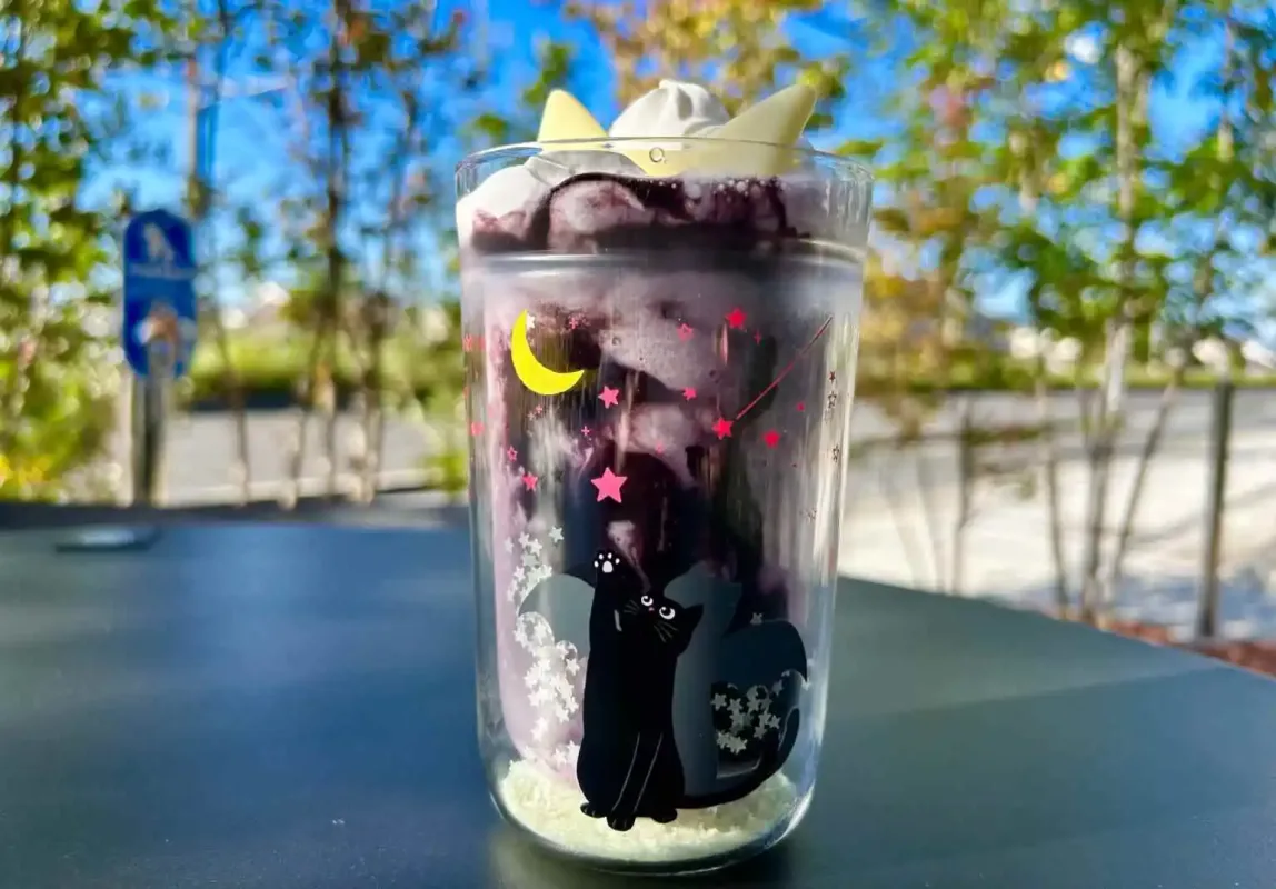Starbucks Japonya'dan Cadılar Bayramı'na özel böğürtlenli yoğurt Frappuccino ve kedi temalı bardaklar