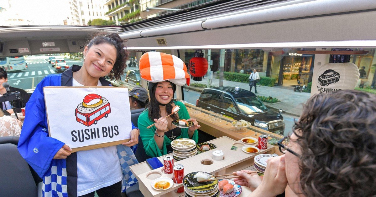 Tokyo'da döner bantlı sushi servis eden gezi otobüsü yola çıkıyor