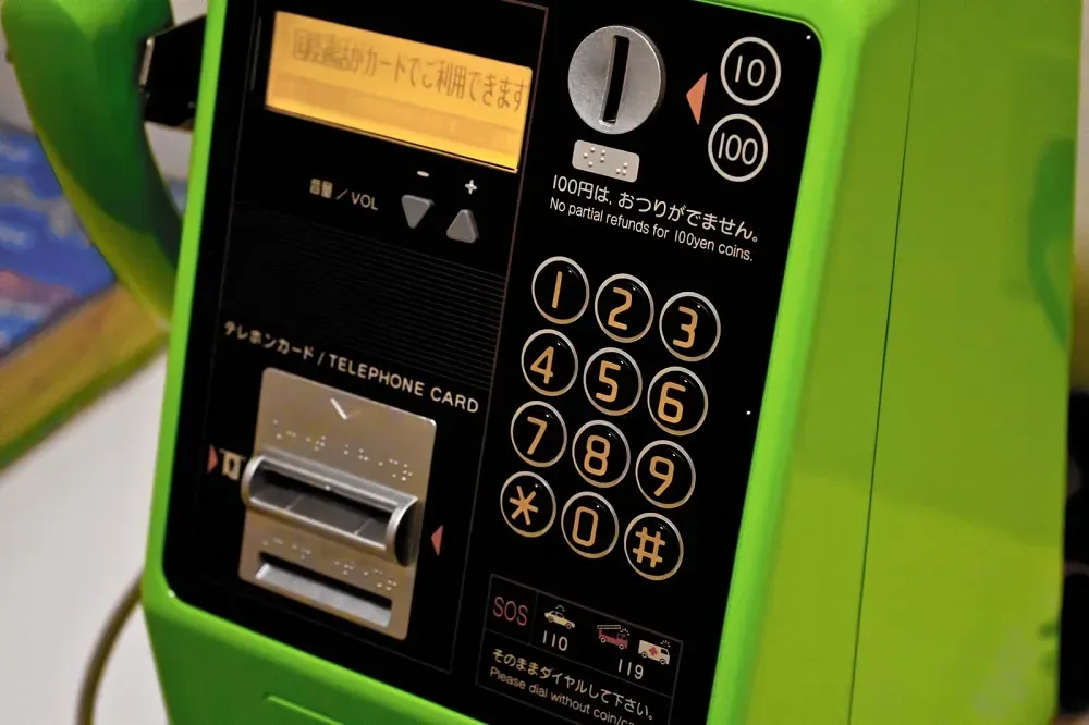 Tokyo'nun Toei metro istasyonlarındaki ankesörlü telefonlar 2028'e kadar kaldırılacak